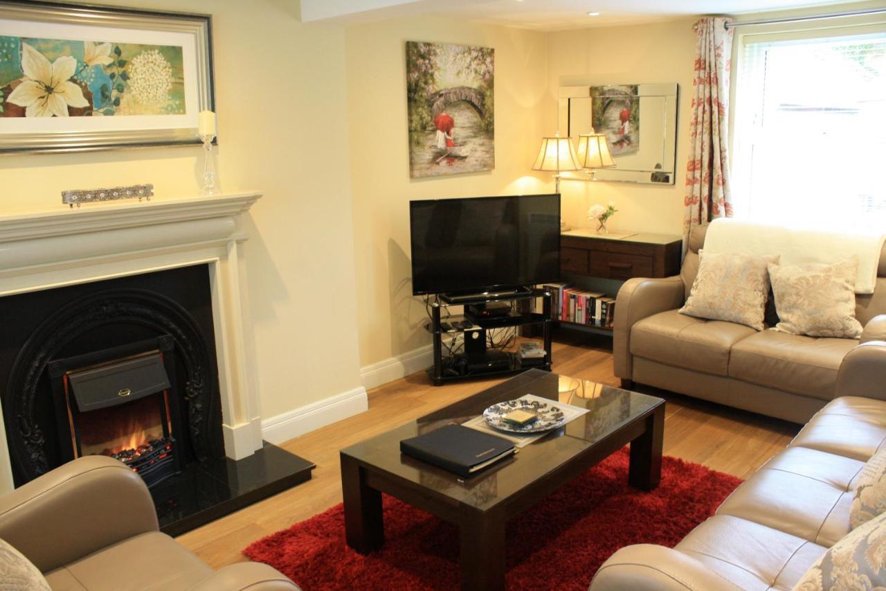 Luxury Townhouse -Free Private Parking- 2 Bedrooms Both En-Suite -Sleeps 5 - Fully Equipped Kitchen, Dining Room- Living Room With Tv Dvd Outside Courtyard With Seating - Fast Wi-Fi- 2-Minute Walk To Town Centre كيلارني المظهر الخارجي الصورة